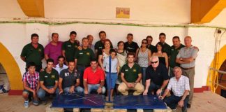 Familiares y el equipo de toriles de La Merced con el azulejo en memoria de Diego Díaz Quintero en La Merced.