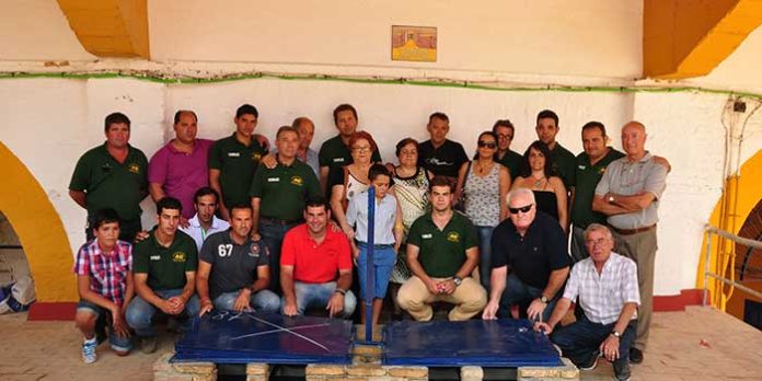 Familiares y el equipo de toriles de La Merced con el azulejo en memoria de Diego Díaz Quintero en La Merced.