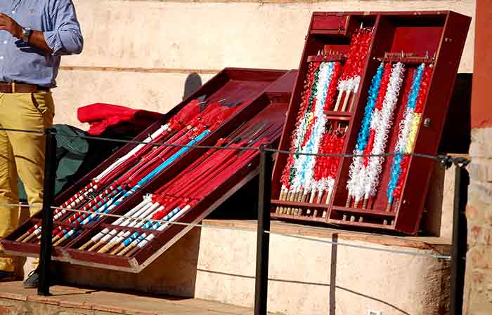 Las cajas con las farpas, rejones y banderillas del jinete Pablo Ramos.