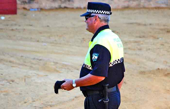 De Policía Local de Almonaster a alguacilillo del festejo.