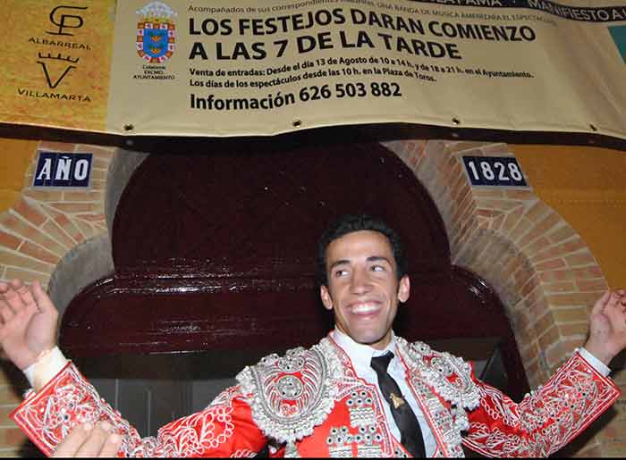 David de Miranda, saliendo hoy a hombros en Valverde del Camino. (FOTO: Arizmendi)