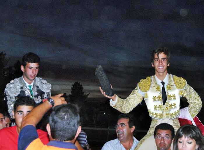 Los onubenses José Juan Cano y Emilio Silvera, a hombros hoy en Rociana del Condado. (FOTO: Arizmendi)