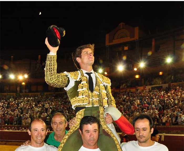 El Juli, en su salida a hombros esta tarde-noche en la plaza de Huelva. (FOTO: José Andrés)