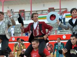 Andrés Romero, a la derecha, en hombros hoy en Alfaro junto a Roberto Armendáriz y Hermoso de Mendoza.