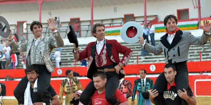 Andrés Romero, a la derecha, en hombros hoy en Alfaro junto a Roberto Armendáriz y Hermoso de Mendoza.