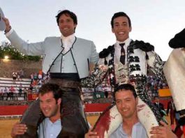 El toreo onubense triunfa en la plaza de Cortegana Los onubenses Andrés Romero y David de Miranda, a hombros hoy en Cortegana.