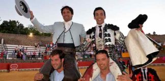 Los onubenses Andrés Romero y David de Miranda, a hombros hoy en Cortegana.