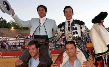 El toreo onubense triunfa en la plaza de Cortegana Los onubenses Andrés Romero y David de Miranda, a hombros hoy en Cortegana.