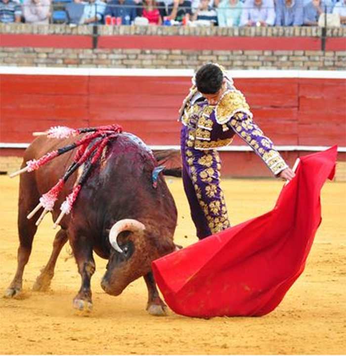 Un buen natural de Alejandro Talavante hoy en La Merced. (FOTO: Plaza de toros de Huelva)