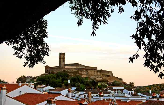 La espectacular vista del pueblo de Almonaster desde su plaza.