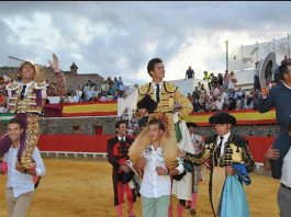 Escribano, Luque y el mayoral de Pereda, a hombros al finalizar la corrida de Cortegana. (FOTO: Arizmendi)