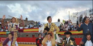 Escribano, Luque y el mayoral de Pereda, a hombros al finalizar la corrida de Cortegana. (FOTO: Arizmendi)