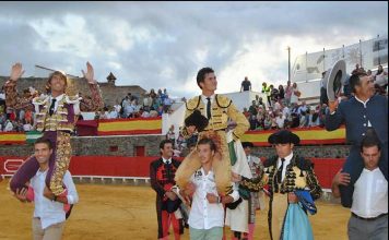 Escribano, Luque y el mayoral de Pereda, a hombros al finalizar la corrida de Cortegana. (FOTO: Arizmendi)