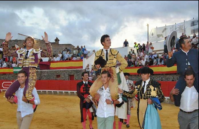 Escribano, Luque y el mayoral de Pereda, a hombros al finalizar la corrida de Cortegana. (FOTO: Arizmendi)