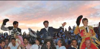 Martín Núñez, Andrés Romero y Javier Jiménez, a hombros al finalizar el festejo en La Palma del Condado. (FOTO: Arizmendi)