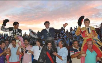 Martín Núñez, Andrés Romero y Javier Jiménez, a hombros al finalizar el festejo en La Palma del Condado. (FOTO: Arizmendi)