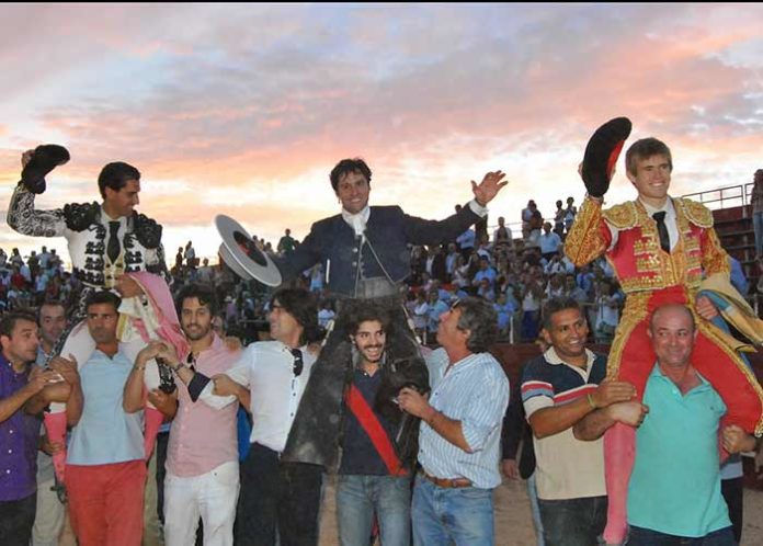 Martín Núñez, Andrés Romero y Javier Jiménez, a hombros al finalizar el festejo en La Palma del Condado. (FOTO: Arizmendi)