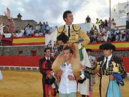 Daniel Luque indulta un toro de Pereda en Cortegana Escribano, Luque y el mayoral de Pereda, a hombros hoy en Cortegana. (FOTO: Arizmendi)