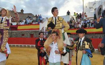 Daniel Luque indulta un toro de Pereda en Cortegana Escribano, Luque y el mayoral de Pereda, a hombros hoy en Cortegana. (FOTO: Arizmendi)