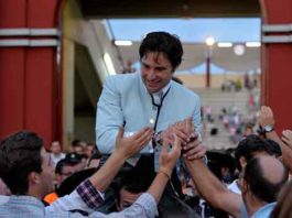 Andrés Romero en la salida a hombros esta tarde en Don Benito.