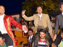 Triunfos de Andrés Romero y Alejandro Conquero El rejoneador onubense Andrés Romero, en el centro, a hombros esta tarde en Fuentes del Maestre (Badajoz).