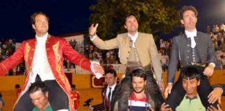 El rejoneador onubense Andrés Romero, en el centro, a hombros esta tarde en Fuentes del Maestre (Badajoz).