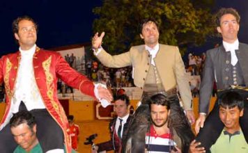 El rejoneador onubense Andrés Romero, en el centro, a hombros esta tarde en Fuentes del Maestre (Badajoz).