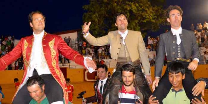 El rejoneador onubense Andrés Romero, en el centro, a hombros esta tarde en Fuentes del Maestre (Badajoz).