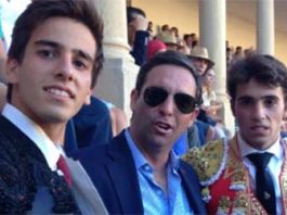 Emilio Silvera, junto a Luis de Pauloba -su profesor en la Escuela Taurina de Sevilla. y su compañero Rafa Serna, esta tarde en la plaza de Ronda.