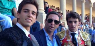 Emilio Silvera, junto a Luis de Pauloba -su profesor en la Escuela Taurina de Sevilla. y su compañero Rafa Serna, esta tarde en la plaza de Ronda.