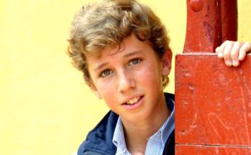 Calerito y ‘Espartaco padre’, toreo de salón en Palos El novilero sevillano Juan Pedro García 'Calerito'. (FOTO: Javier Martínez)