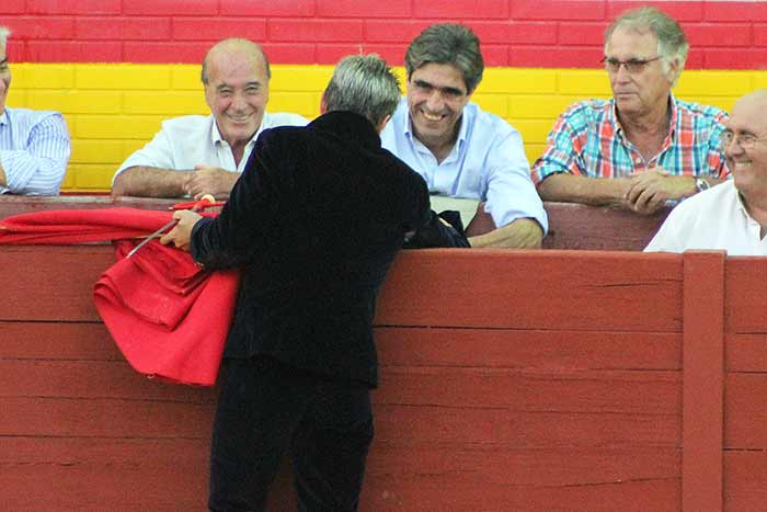 Espartaco brinda un toro al diestro sevillano Emilio Muñoz.