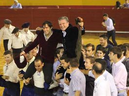 Novilleros y aficionados izan a hombros a Espartaco junto a Andrés Romero esta tarde en Palos al finalizar el triunfal festejo. (FOTO: Laura Barba)