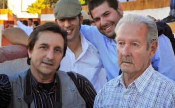 Fallece el taurino onubense Manuel Prieto ‘Manolín’ Nuestro compañero Pepe Plaza, junto a su padre, Manuel Prieto 'Manolín'. (FOTO: Vicente Medero)