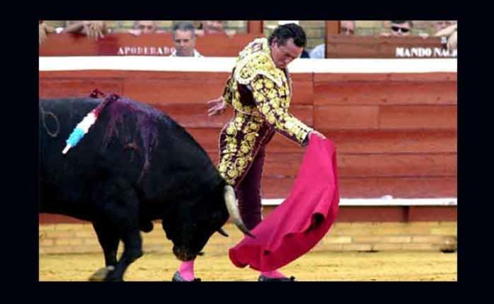 José María Mazanares, fallecido hoy en su finca a los 61 años de edad, toreando en la plaza de La Merced. (FOTO: Huelva Información)