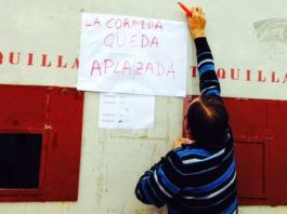 Un operario de la plaza coloca el cartel del 'aplazamiento' de la corrida 'pinzoniana'. (FOTO: Arizmendi)