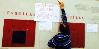 Un operario de la plaza coloca el cartel del 'aplazamiento' de la corrida 'pinzoniana'. (FOTO: Arizmendi)