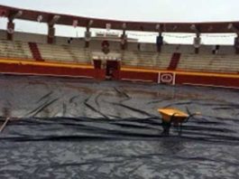 El ruedo de la plaza de Palos, protegido con plásticos.