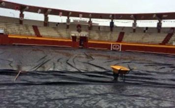 El ruedo de la plaza de Palos, protegido con plásticos.