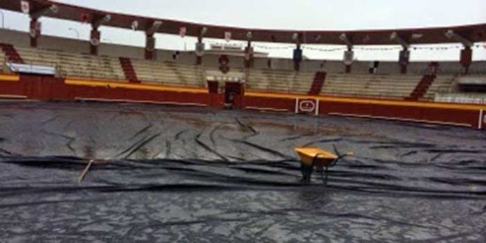 El ruedo de la plaza de Palos, protegido con plásticos.