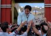 Andrés Romero, saliendo a hombros este año en la plaza de toros extremeña de Don Benito.