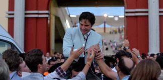 Andrés Romero, saliendo a hombros este año en la plaza de toros extremeña de Don Benito.