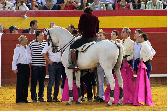 Andrés Romero brinda el último toro de la temporada a su equipo.