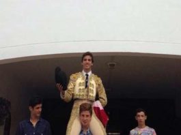 Emilio Silvera, a hombros en Roquetas de Mar.
