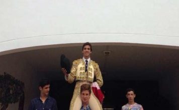 Emilio Silvera, a hombros en la plaza de Roquetas de Mar Emilio Silvera, a hombros en Roquetas de Mar.