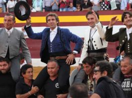 Romero triunfa en Zafra Andrés Romero, en el centro, saliendo a hombros con sus dos compañeros y el mayoral esta tade en Zafra. (FOTO: Gallardo/badajoztaurina.com)