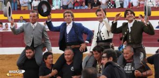 Andrés Romero, en el centro, saliendo a hombros con sus dos compañeros y el mayoral esta tade en Zafra. (FOTO: Gallardo/badajoztaurina.com)