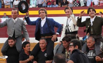 Andrés Romero, en el centro, saliendo a hombros con sus dos compañeros y el mayoral esta tade en Zafra. (FOTO: Gallardo/badajoztaurina.com)