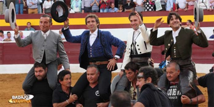 Andrés Romero, en el centro, saliendo a hombros con sus dos compañeros y el mayoral esta tade en Zafra. (FOTO: Gallardo/badajoztaurina.com)