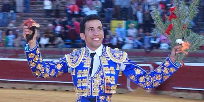 El novillero onubense David de Miranda, en tarde triunfal esta temporada en la plaza de La Merced.